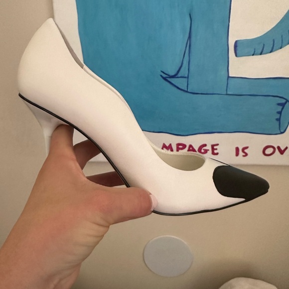 Gianni Bini Theatwo Leather Hearts scalloped Pointed toe Pumps - Picture 3 of 5